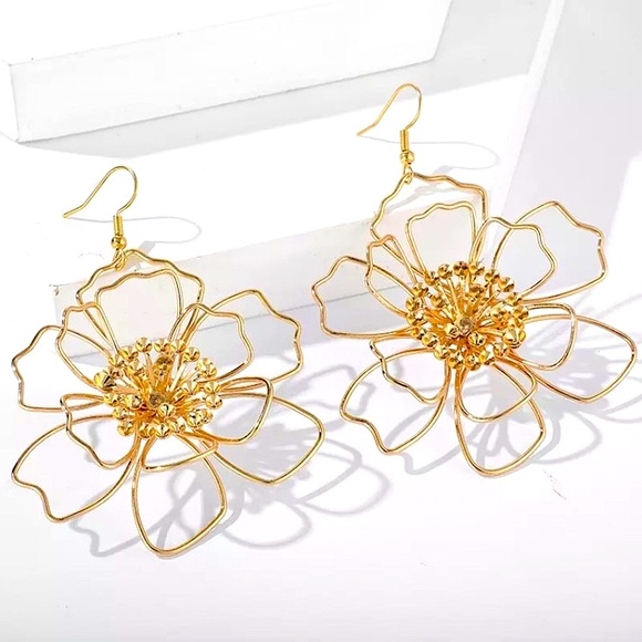 ⚜️[𝟯/$𝟮𝟴]⚜️Oversized Gold Flower Earrings NEW - Picture 2 of 8